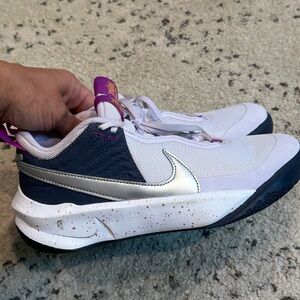 Nike Hustle Sneakers (NWOT) (Big Girls 6Y)